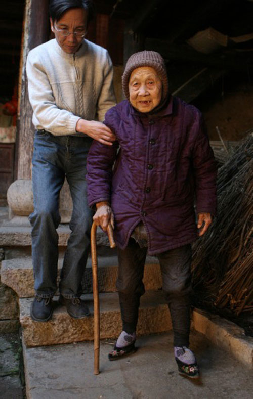 Fashion in japan9 Traditional shoes in China